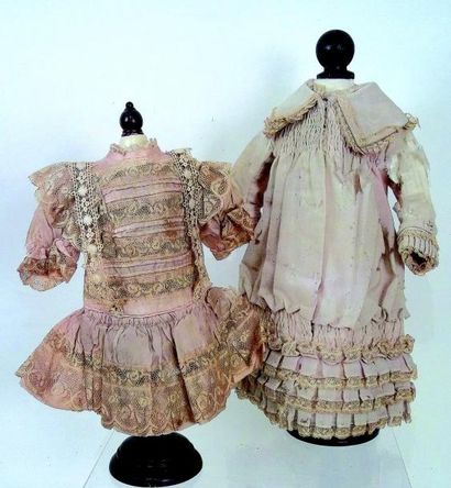 null Deux robes anciennes pour de bébés articulés: l'une de 27 cm en soie et dentelle...