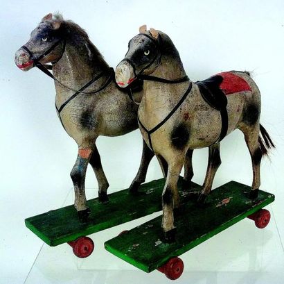 null Deux chevaux en carton moulé sur plateau bois avec roues en bois ; L 25 cm h...