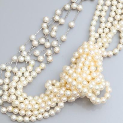  Long collier cravate à nouer formé de trois rangs de perles de culture du Japon...