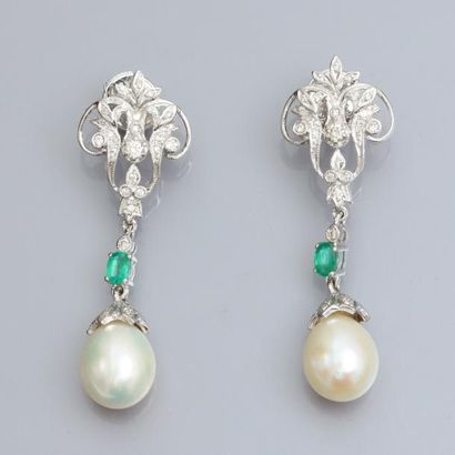 null paire de boucles d'oreilles en or gris 750°/00 à décor de volutes serties de...