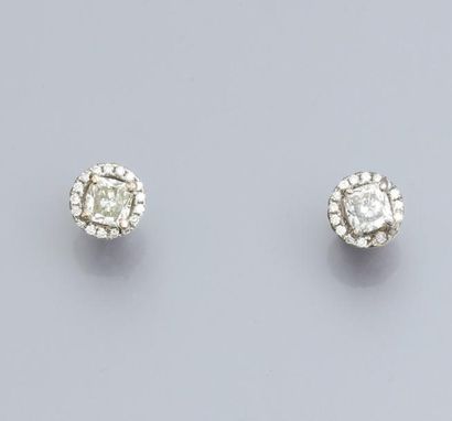 null Paire de boucles d'oreilles en or gris 750°/00, chacune est sertie d 'un diamant...