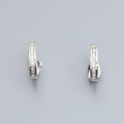 null Paire de boucles d'oreilles en or gris 750°/00, anneaux sertis de diamants baguettes....