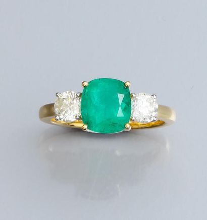 null Bague en or jaune 750°/00, sertie d 'une émeraude coussin de 2 carats environ,...