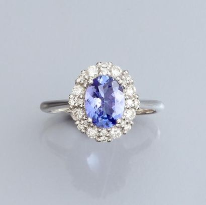 null Bague en or gris 750°/00, sertie d'une tanzanite ovale entourage de diamants....