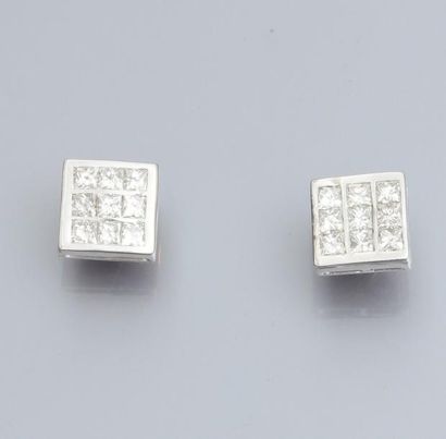 null Paire de boucles d'oreilles carrées en or gris 750°/00, serties de diamants...