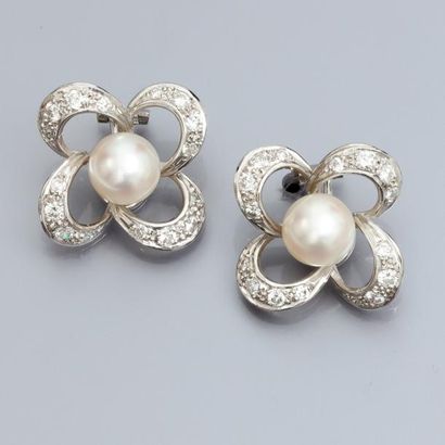 null Paire de boucles d'oreilles fleurs clips en or gris 750°/00, serties de perles...