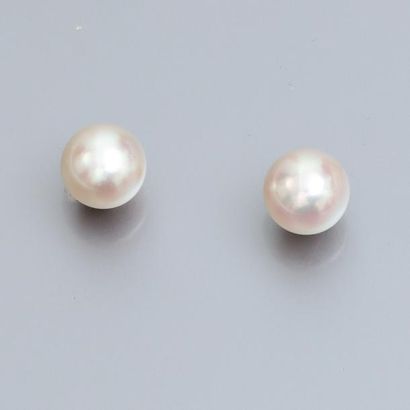  Paire de boucles d'oreilles en or jaune 750°/00, serties chacune d'une perle de...