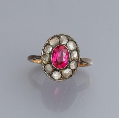 null Bague en or 585°/00, sertie de diamants taillés en roses et centrée d'une pierre...