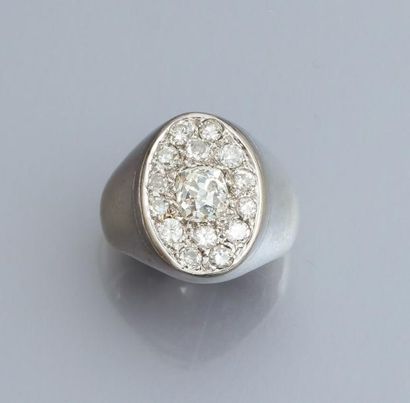  Chevalière de petit doigt en or gris 750°/00, à plateau ovale serti de diamants...