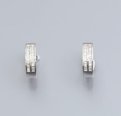  Paire de boucles d'oreilles en or gris 750°/00, anneaux sertis de de deux rangs...