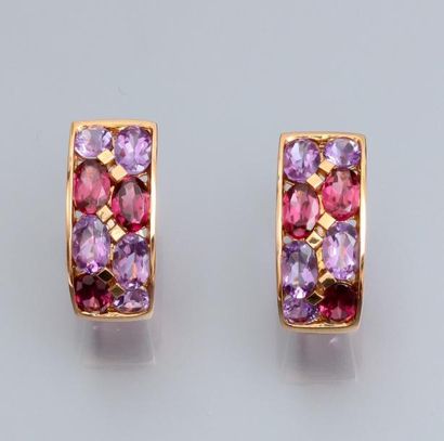 null Paire de boucles d'oreilles en or rose 750°/00, serties de grenats roses rhodolites...