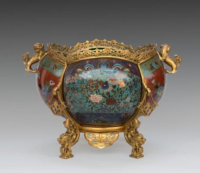 null Grande COUPE de forme polylobée en bronze et émaux polychromes cloisonnés, monture...