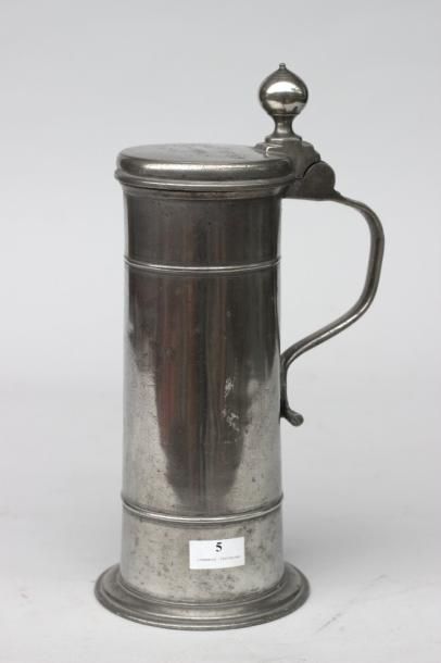 null Chope cylindrique en étain à poucier boule, datée 1785.

Poinçons de Hinrich...