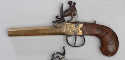 null Un pistolet à pierre dit à "l'écossaise", carcasse en bronze, sécurité à l'arrière...