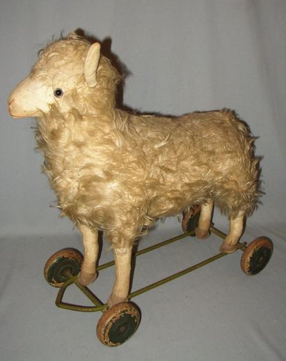 null Beau mouton en peluche sur socle en métal et roulettes en bois avec système...