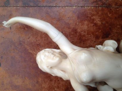 null Sculpture en ivoire représentant une femme à l'Antique, le bras gauche levé,...