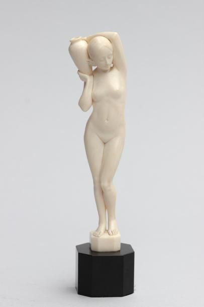 null Armand A. Boulard (XIXe-XXe siècle)

Jeune femme nue portant un vase

Sculpture...