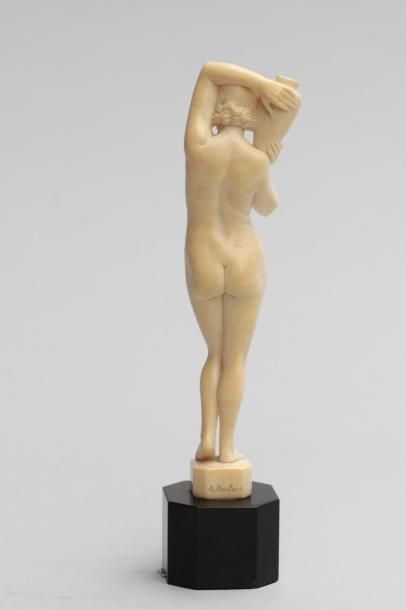 null Armand A. Boulard (XIXe-XXe siècle)

Jeune femme nue portant un vase

Sculpture...