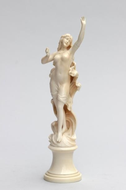 null Sculpture en ivoire représentant une femme à l'Antique, le bras gauche levé,...