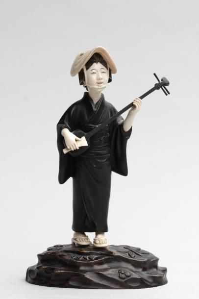 null OKIMONO en bronze patiné et ivoire representant une joueuse de Shamisen, porte...