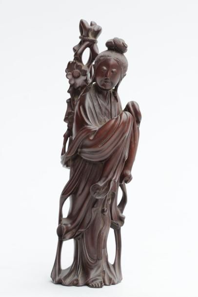 null Deux statuettes en bois sculpté representant un sennin tenant un baton dans...