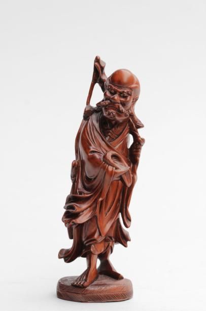 null Deux statuettes en bois sculpté representant un sennin tenant un baton dans...