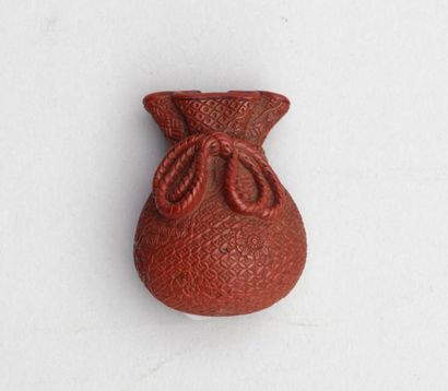 null Netsuke en laque rouge representant une bourse nouée d'un cordon, Japon, Meiji,...