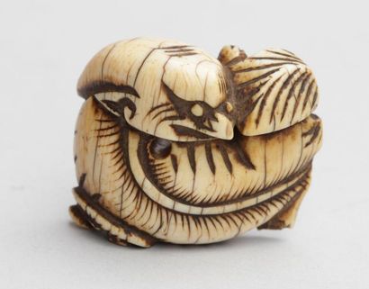 null Netsuke en ivoire repsentant un animal stylisé, Japon, Edo, autour de 1800....