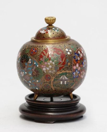 null Petit vase couvert de forme boule en métal cloisonné émaillé polychrome à décor...