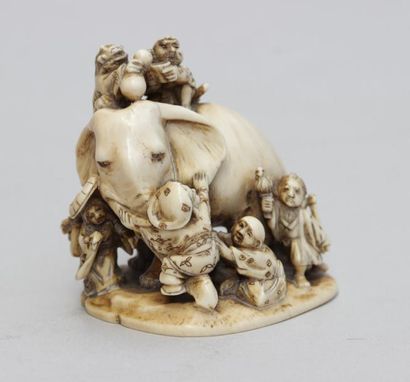null Netsuke en ivoire representant les sept dieux du bonheur entourant un elephant,...