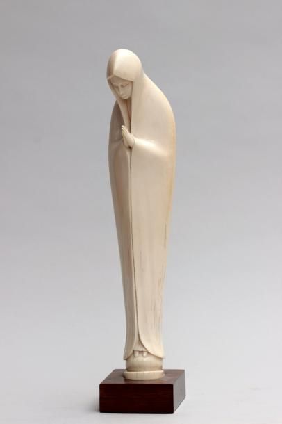 null Sculpture en ivoire representant une femme priant les mains jointes, socle en...