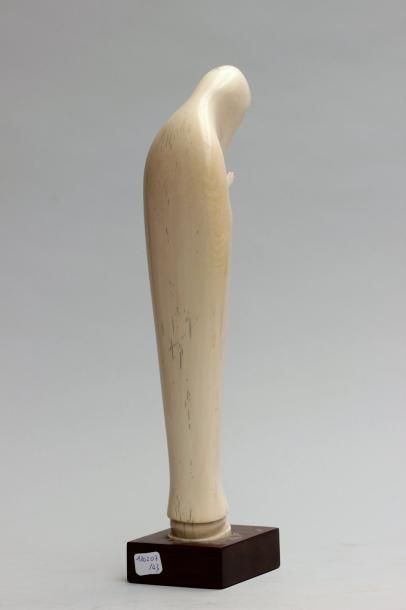 null Sculpture en ivoire representant une femme priant les mains jointes, socle en...