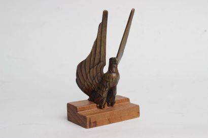 null Mascotte ou sujet en bronze d'édition patiné brun mordoré représentant un aigle...