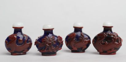 null Ensemble de quatre petites TABATIERES en verre de Pekin bleu et brun à décor...