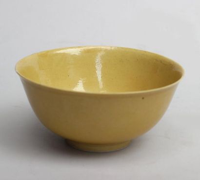 null Bol en porcelaine émaillée jaune, au revers sigillaire Daoguang, Chine. Haut:...