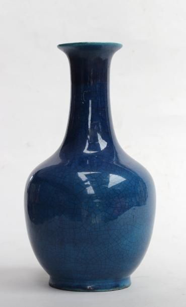 null VASE en grés craquelé à col étroit cornet émaillé bleu, Chine Haut : 30 cm