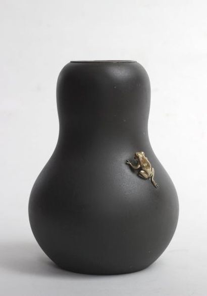 null Vase en bronze patiné en forme de coloquinte à décor en applique d'une grenouille...