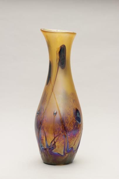 null Raymond BRANLÉ (1940)
Vase en verrerie irisée à décor floral de coulée à chaud...