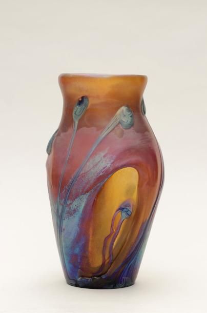 null Raymond BRANLÉ (1940)
Vase en verrerie irisée à décor floral de coulée à chaud...