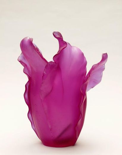 null DAUM FRANCE
Vase de forme tulipe, épreuve d'édition  en verrerie teinté violet...