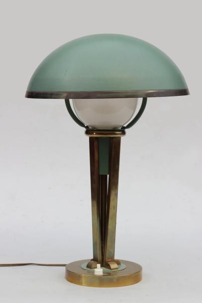 null LAMPE en laiton et métal patiné vert , travail vers 1950 Haut : 45 CM