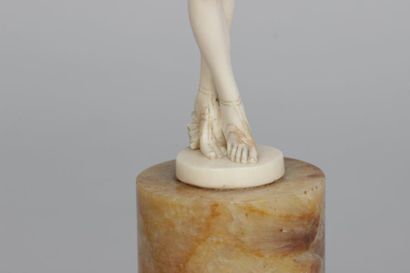 null Louis BARTHÉLEMY (XIX-XX) 

Danseuse aux bracelets et au tambourin Sculpture...