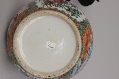 null Vase monté en lampe en porcelaine de Canton, Chine; fin du XIXe siècle, socle...