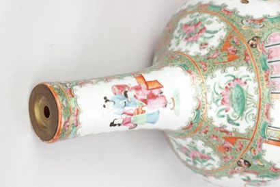 null Vase monté en lampe en porcelaine de Canton, Chine; fin du XIXe siècle, socle...
