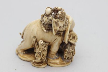 null Netsuke en ivoire representant les sept dieux du bonheur entourant un elephant,...
