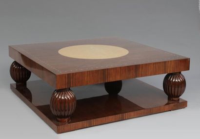 null TABLE BASSE en bois de placage de forme carrée , le plateau supérieur repose...
