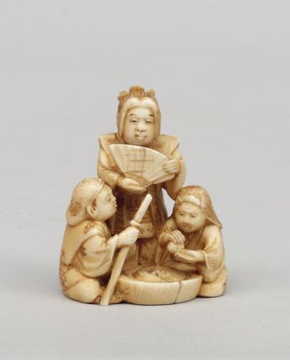 null Netsuke en ivoire figurant un samouraï et ses 2 serviteurs. Japon, Meiji fin...