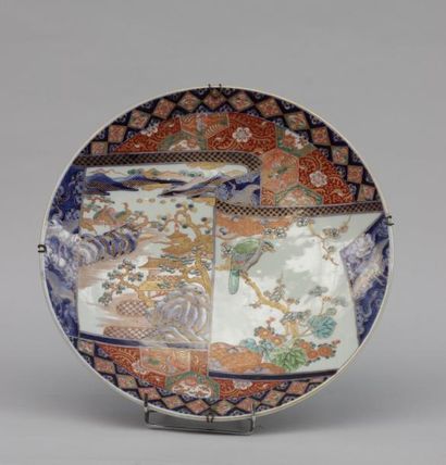null Paire d'importants plats en porcelaine à décor Imari d'oiseaux branchés. Japon,...