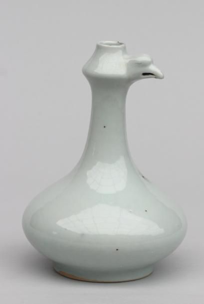 null Vase à col étranglé couleur céladon à décor d'un tête d'oiseau, Extrême Orient...