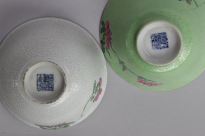 null Deux petits bols à saké en porcelaine , un émaillé blanc, un émaillé vert ,...